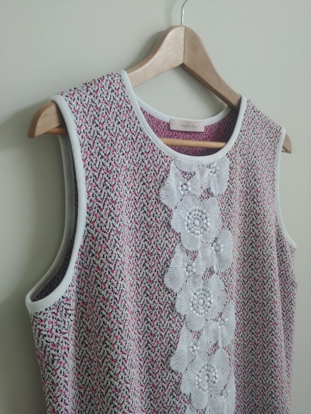 Nadya Toto Large sleeveless short mini dress with white flower shell appliques - Picture 7 of 15